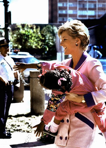 Manny Rocca. "Echando una mano". Lady Diana Spencer y nios con sida. Washington, D. C., Estados Unidos, 1990.