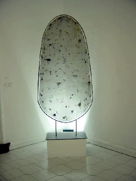 Enrique Brinkmann. " Sin título ", 2002. Óleo sobre malla metálica. 230 x 105 cm.