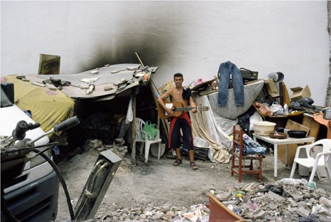 Libia Castro & Ólafur Ólafsson. Fotografía digital de la serie "Demolitions and Excavations", 2002. 39 x 56 cm.