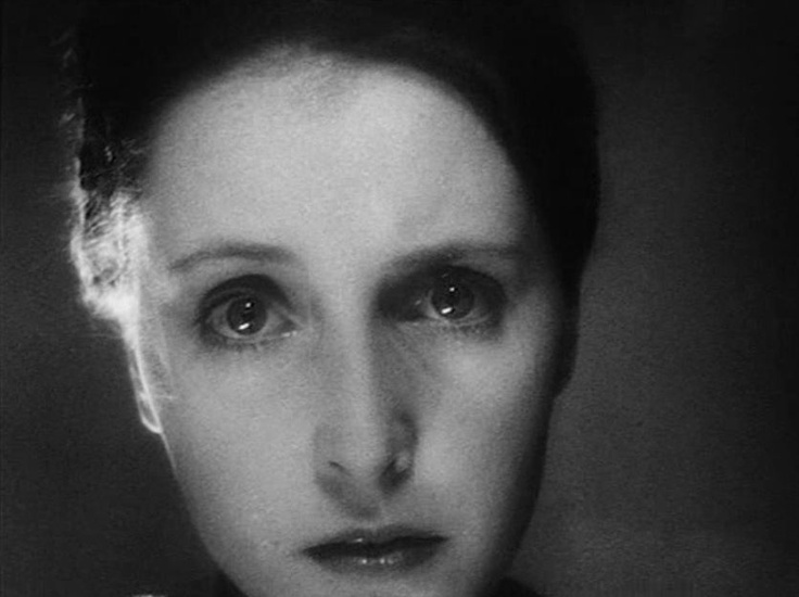 Primer plano de Dorothea Wieck en "Mädchen in Uniform" (1931), cuando presiente el intento de suicidio de Manuela.