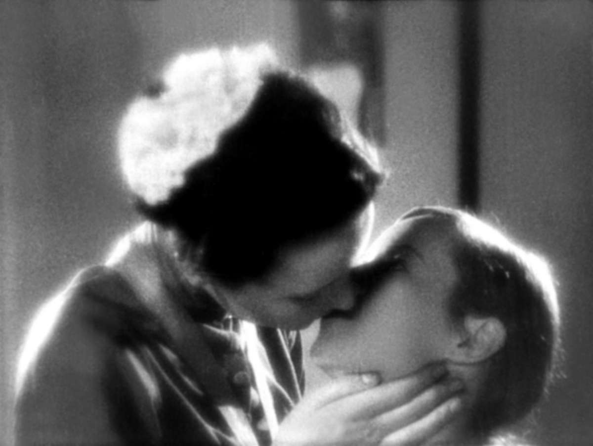 Dorothea Wieck besando a Hertha Thiele en "Mädchen in Uniform" (1931).