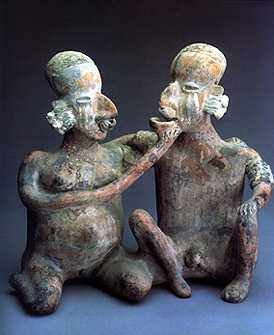 Mujer dando de beber a un hombre. Terracota. Museo regional de Nayarit.