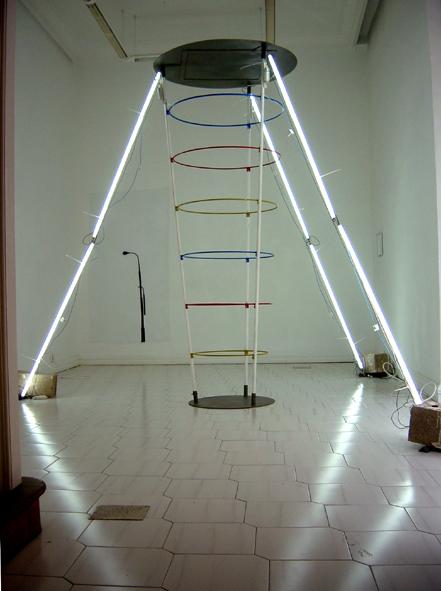 Una de las instalaciones con tubos fluorescentes de Carlos Schwartz. 2011.