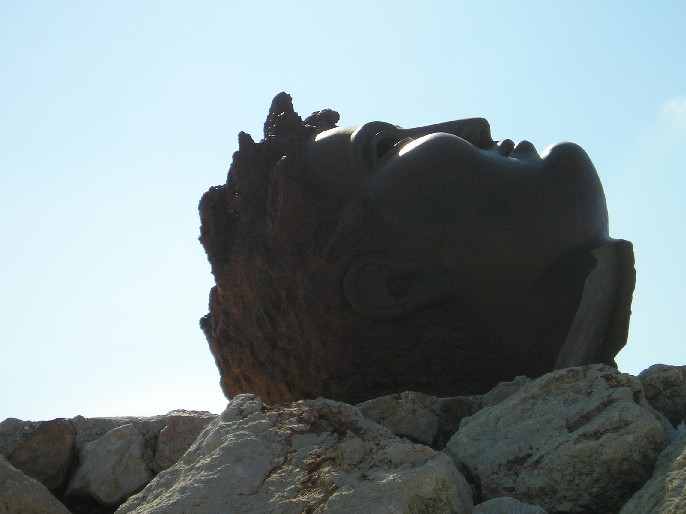 Aspecto de una de las cabezas de bronce de José Seguiri colocadas en Puerto Marina (Benalmádena) (2005).